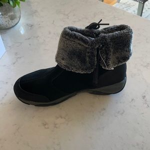 Easy spirit explore 24